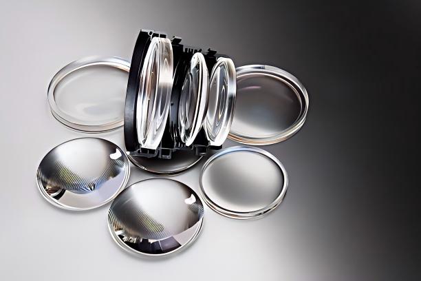 Illustration of optical elements with curved and flat-looking surfaces